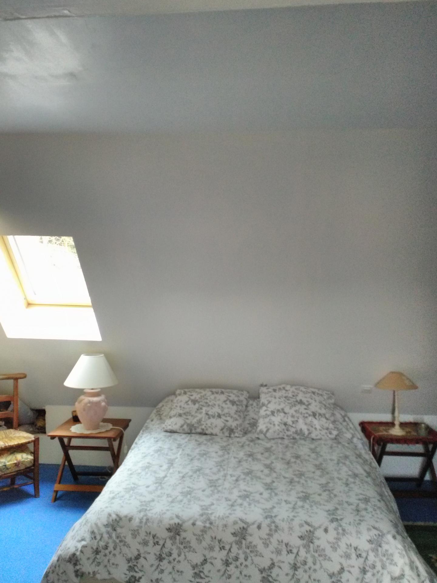 1ère chambre spacieuse avec un lit 2 places 160cm avec TV
